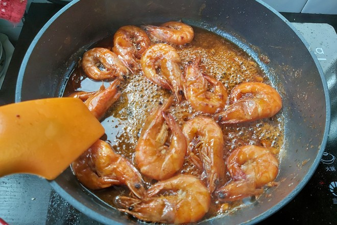 油燜大蝦（懶人版）的做法-咸鮮味炒菜譜