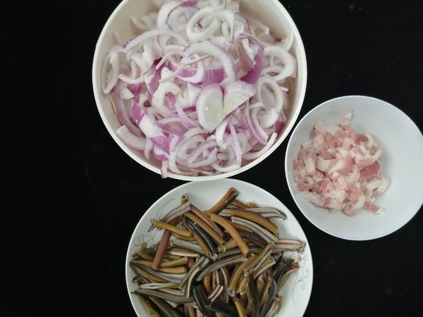 洋蔥炒鱔絲的做法-家常味炒菜譜