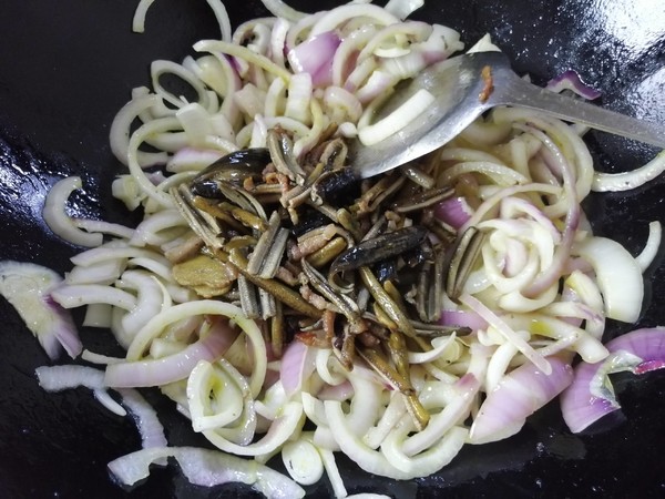 洋蔥炒鱔絲的做法-家常味炒菜譜