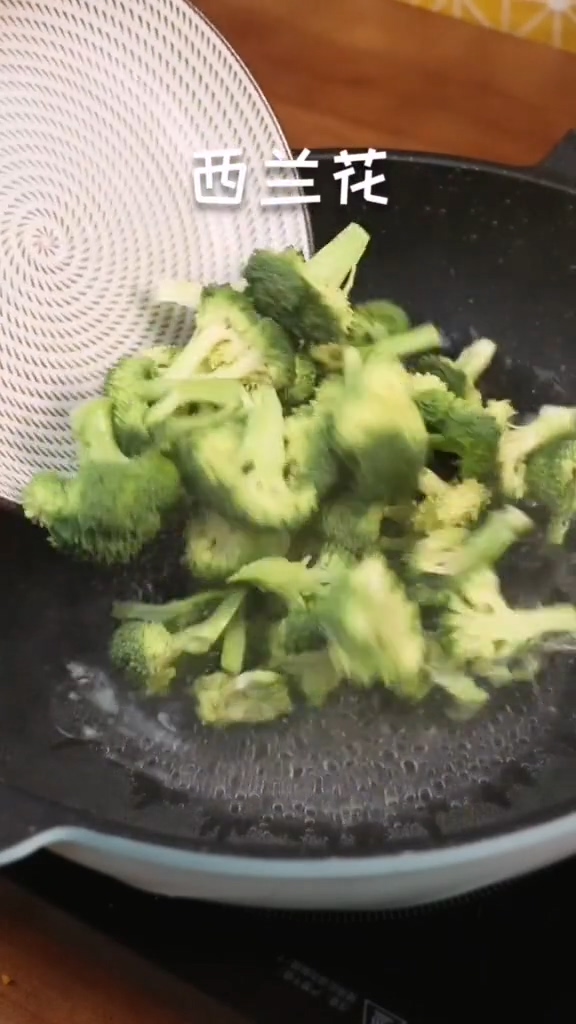家常版蒜蓉西蘭花的做法-蒜香味炒菜譜
