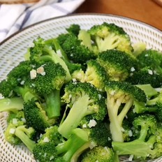 家常版蒜蓉西蘭花的做法-蒜香味炒菜譜