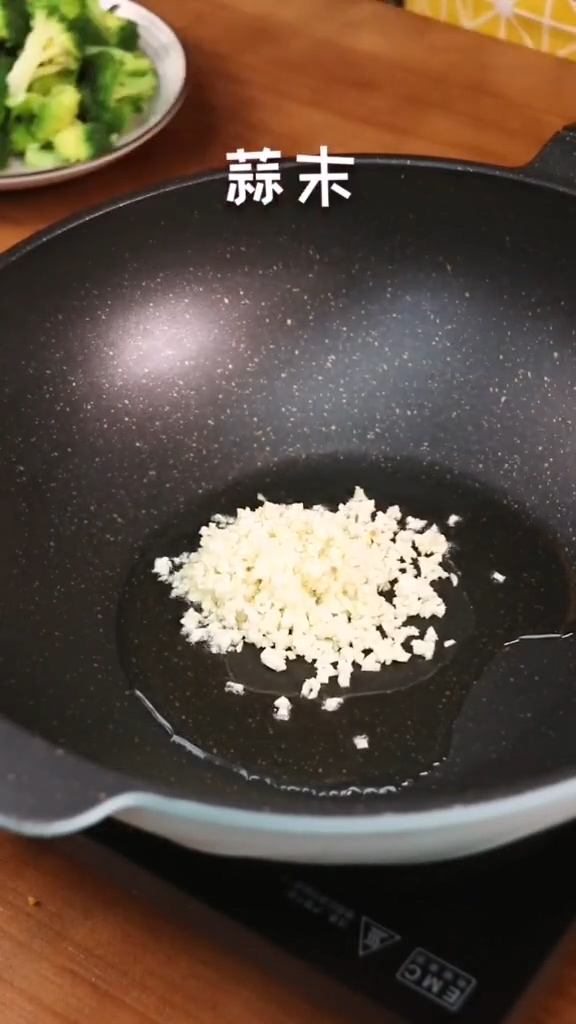 家常版蒜蓉西蘭花的做法-蒜香味炒菜譜