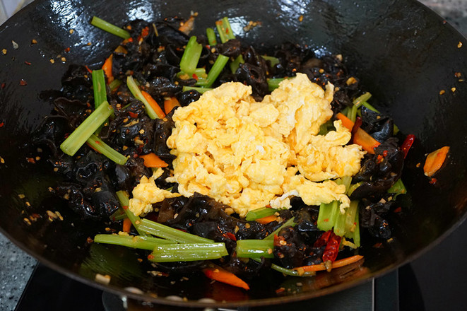 芹菜木耳炒雞蛋的做法-家常味炒菜譜