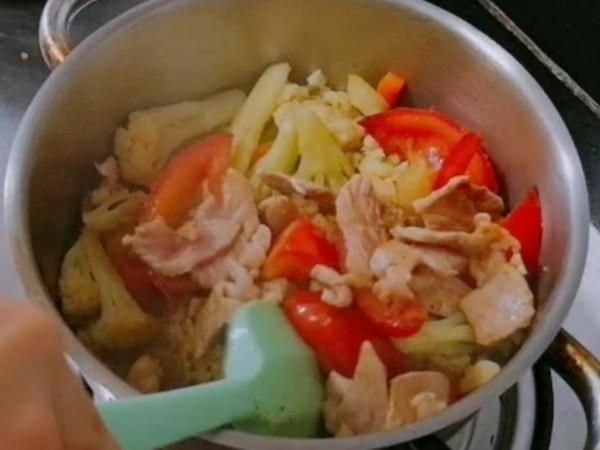 西紅柿燜菜花的做法-家常味燜菜譜