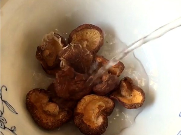 香菇炒芥蘭的做法-家常味炒菜譜