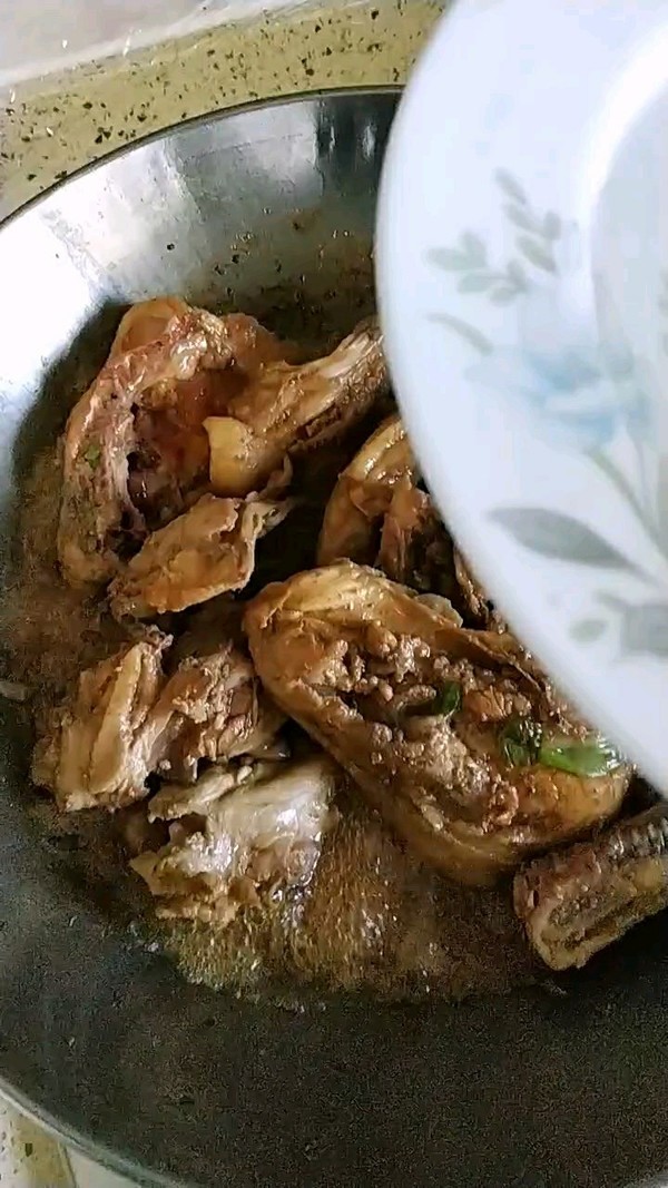 紅燒雞骨架的做法-咸鮮味煮菜譜