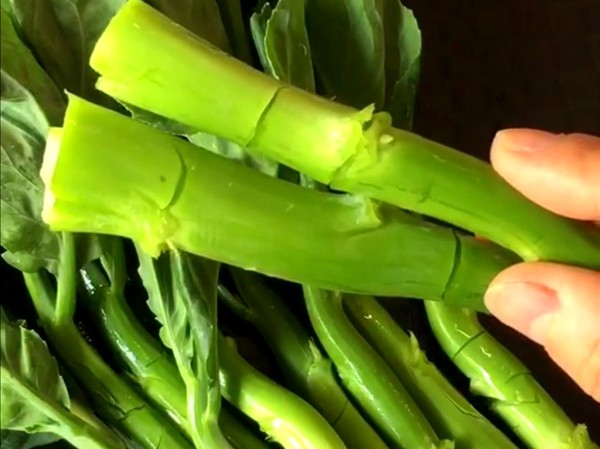 香菇炒芥蘭的做法-家常味炒菜譜