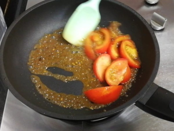 西紅柿燜菜花的做法-家常味燜菜譜