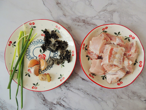 木耳蒸排骨的做法-家常味蒸菜譜