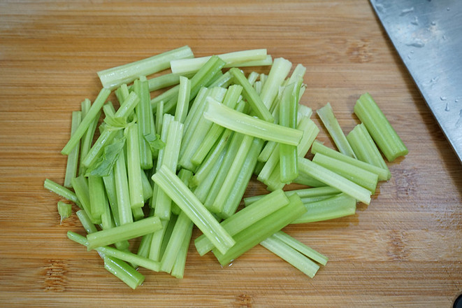 芹菜木耳炒雞蛋的做法-家常味炒菜譜