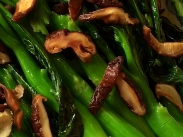 香菇炒芥蘭的做法-家常味炒菜譜