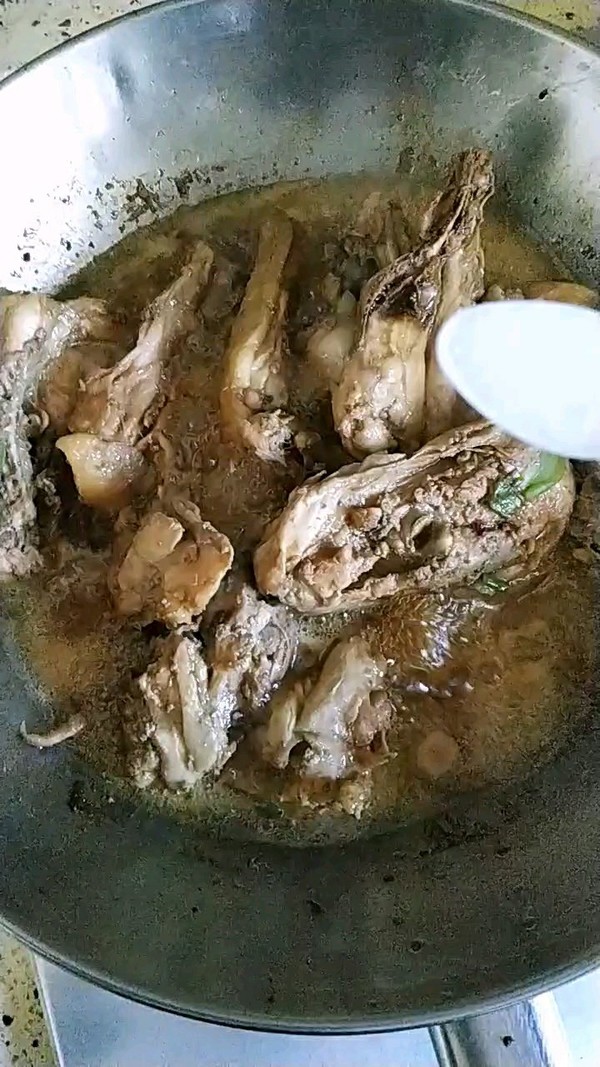 紅燒雞骨架的做法-咸鮮味煮菜譜