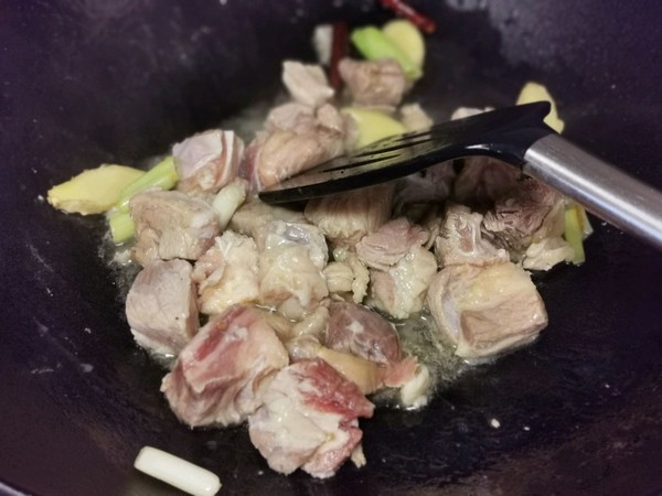 蔬菜燉牛肉貼餅子的做法-家常味燉菜譜