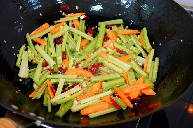 芹菜木耳炒雞蛋的做法-家常味炒菜譜