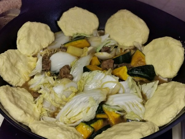 蔬菜燉牛肉貼餅子的做法-家常味燉菜譜