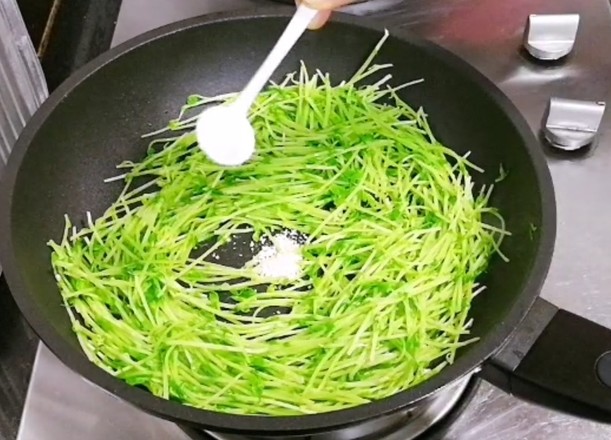 翡翠豆苗炒雞蛋的做法-家常味炒菜譜