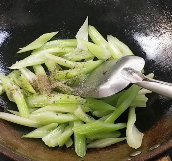 西芹腰果的做法-咸鮮味炒菜譜