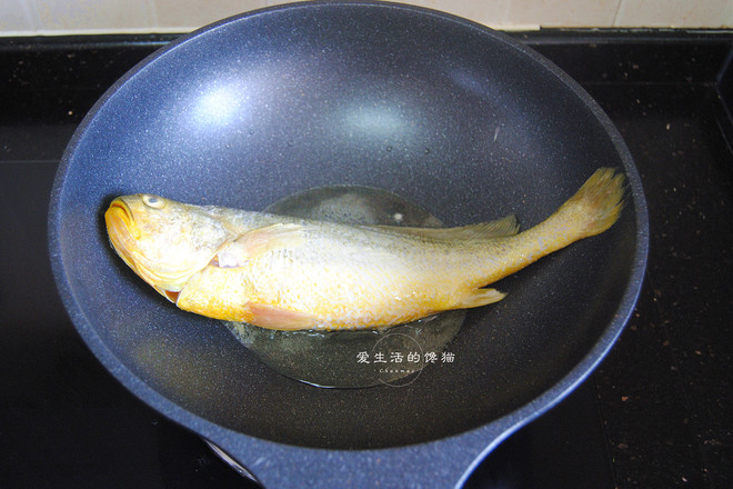 山黃皮燜黃花魚的做法-家常味燜菜譜