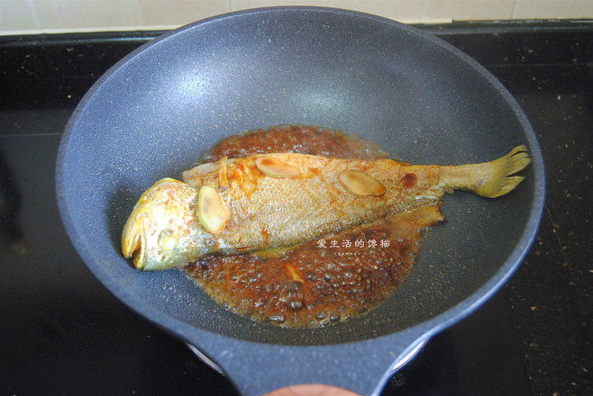 山黃皮燜黃花魚的做法-家常味燜菜譜