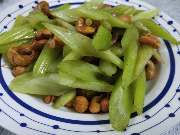 西芹腰果的做法-咸鮮味炒菜譜