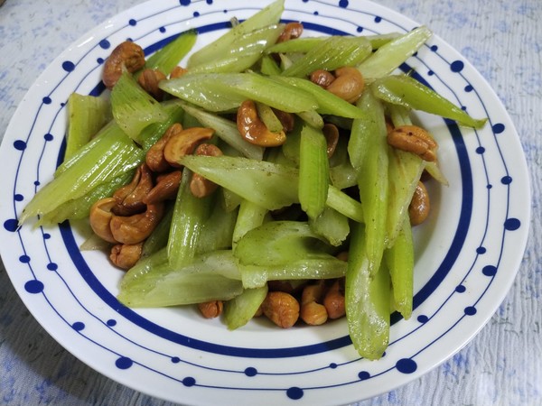西芹腰果的做法-咸鮮味炒菜譜