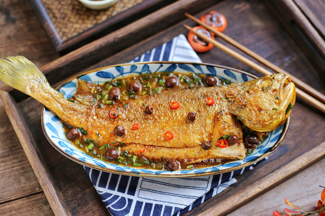 山黃皮燜黃花魚的做法-家常味燜菜譜