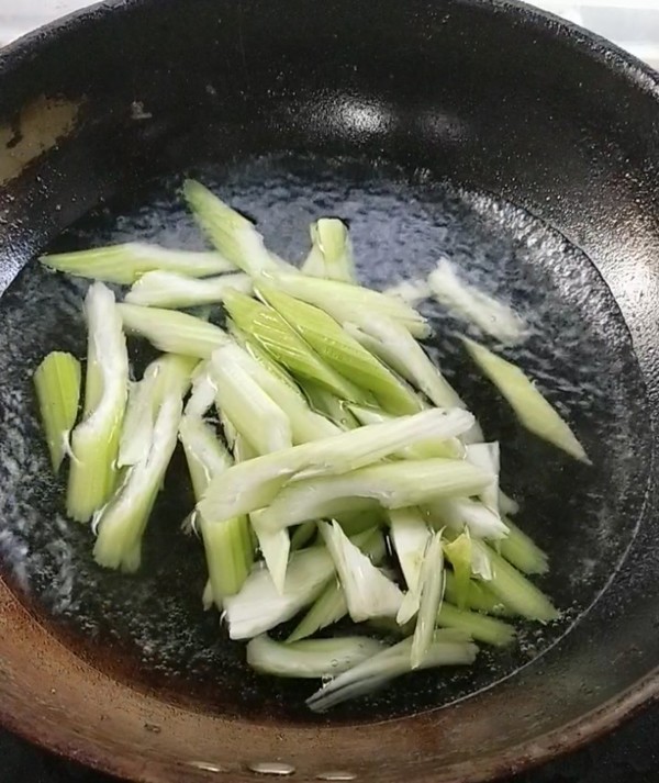 西芹腰果的做法-咸鮮味炒菜譜