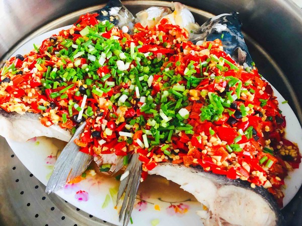 拿的出手的宴客菜，剁椒魚頭，超下飯零失敗的做法-咸鮮味蒸菜譜