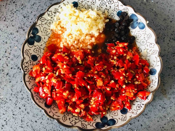 拿的出手的宴客菜，剁椒魚頭，超下飯零失敗的做法-咸鮮味蒸菜譜