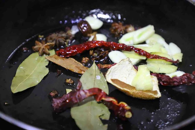 家庭秘?方：香辣鹵牛肉，口口生香，越嚼越香的做法-五香味燉菜譜