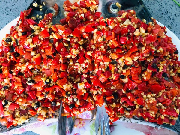 拿的出手的宴客菜，剁椒魚頭，超下飯零失敗的做法-咸鮮味蒸菜譜