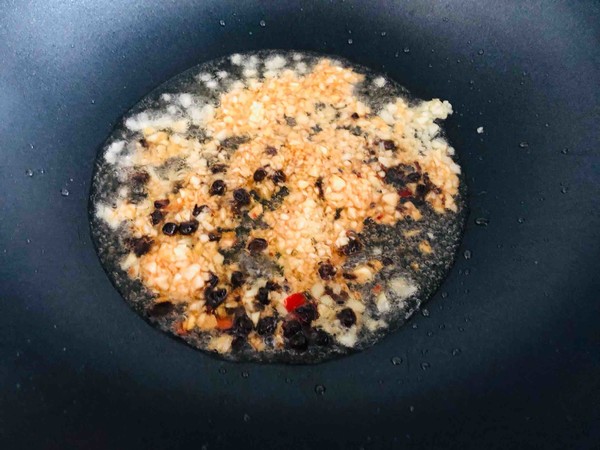 拿的出手的宴客菜，剁椒魚頭，超下飯零失敗的做法-咸鮮味蒸菜譜