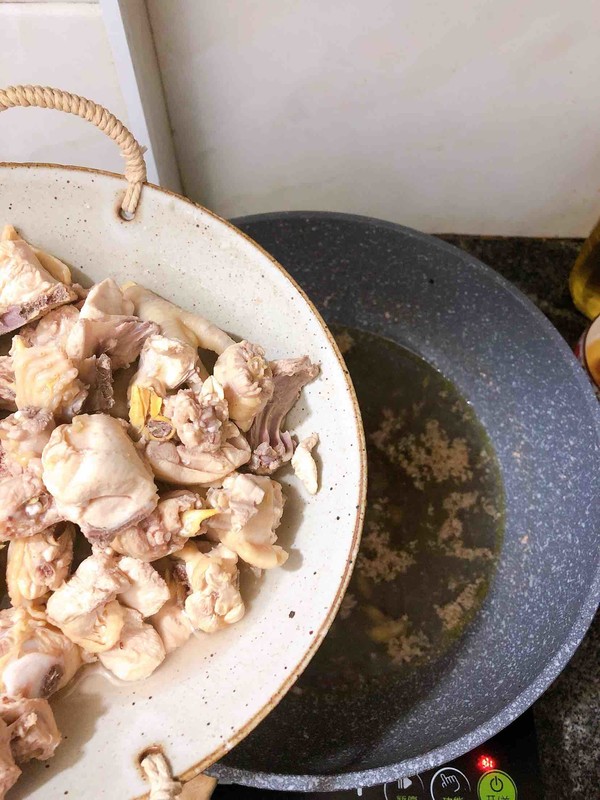 板栗燒雞的做法-醬香味燒菜譜