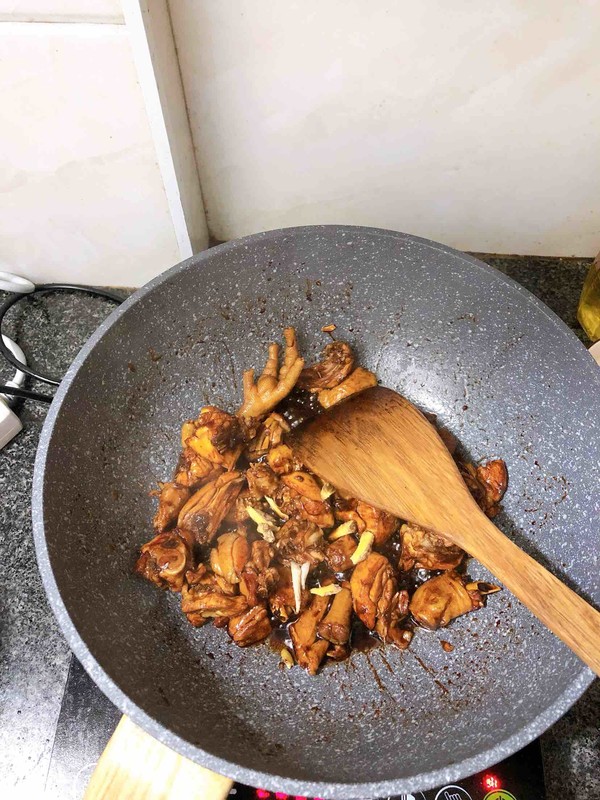 板栗燒雞的做法-醬香味燒菜譜