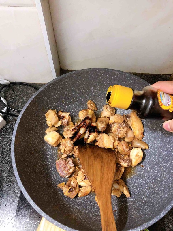 板栗燒雞的做法-醬香味燒菜譜