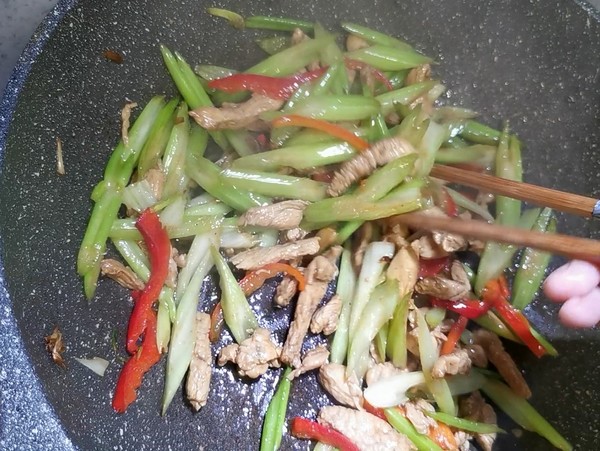 雞胸肉炒芹菜的做法-家常味炒菜譜