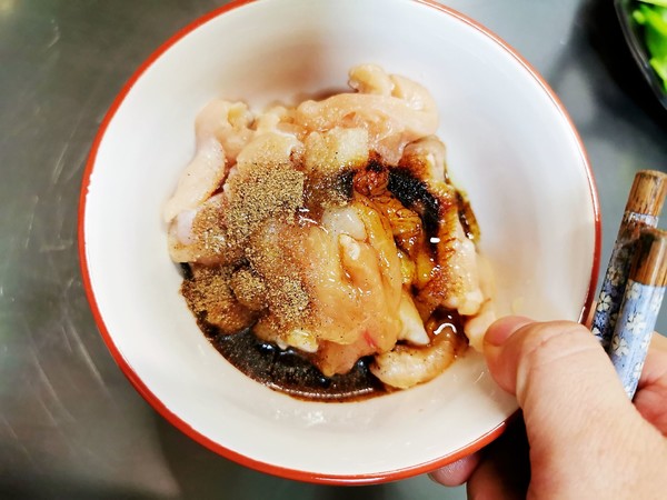 雞胸肉炒芹菜的做法-家常味炒菜譜