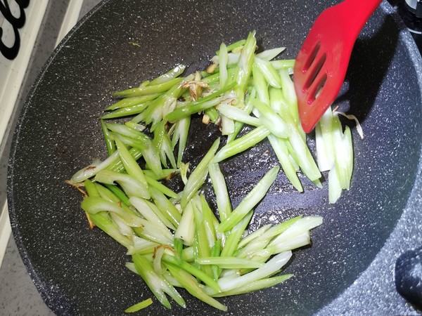 雞胸肉炒芹菜的做法-家常味炒菜譜