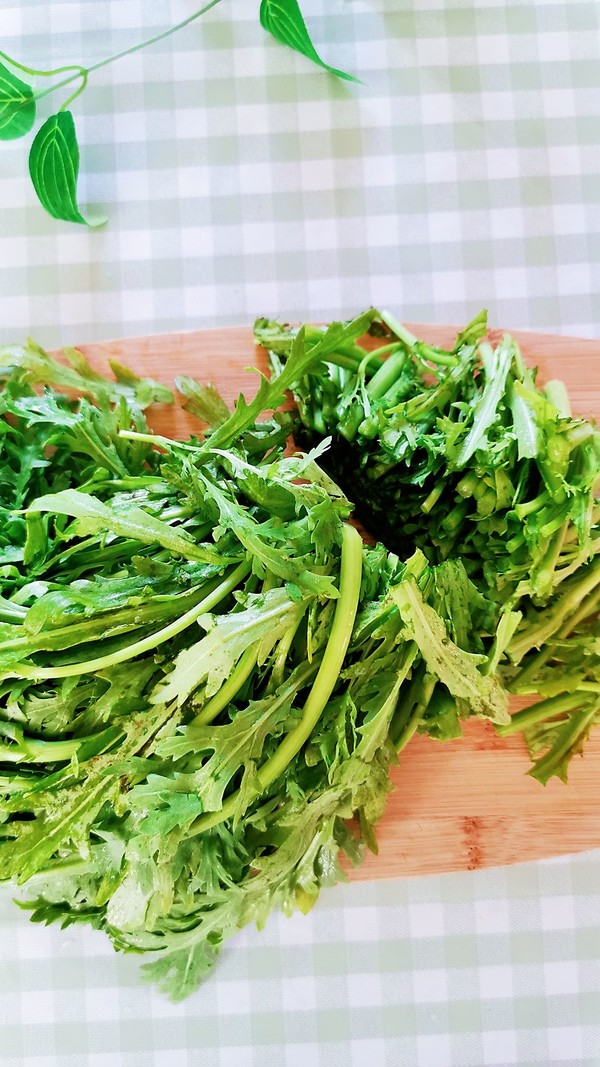 蒜蓉茼蒿的做法-咸鮮味炒菜譜-易網<a href=http://www.gyfww.com/ target=_blank class=infotextkey>健康養生</a>網 蒜蓉茼蒿的做法-咸鮮味炒菜譜