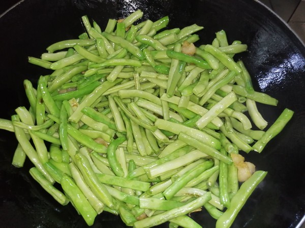 干煸四季豆的做法-家常味炒菜譜