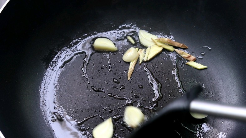 油面筋炒熏干的做法-家常味炒菜譜