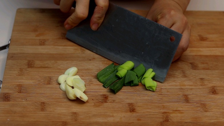 油面筋炒熏干的做法-家常味炒菜譜