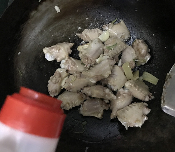 毛豆燒鴨翅的做法-家常味燒菜譜