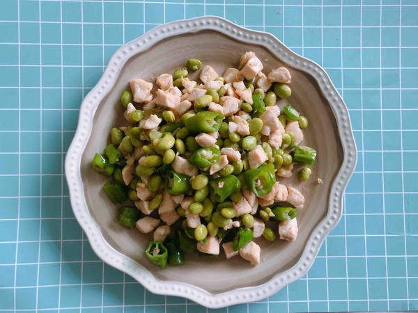 青豆雞丁的做法-家常味炒菜譜