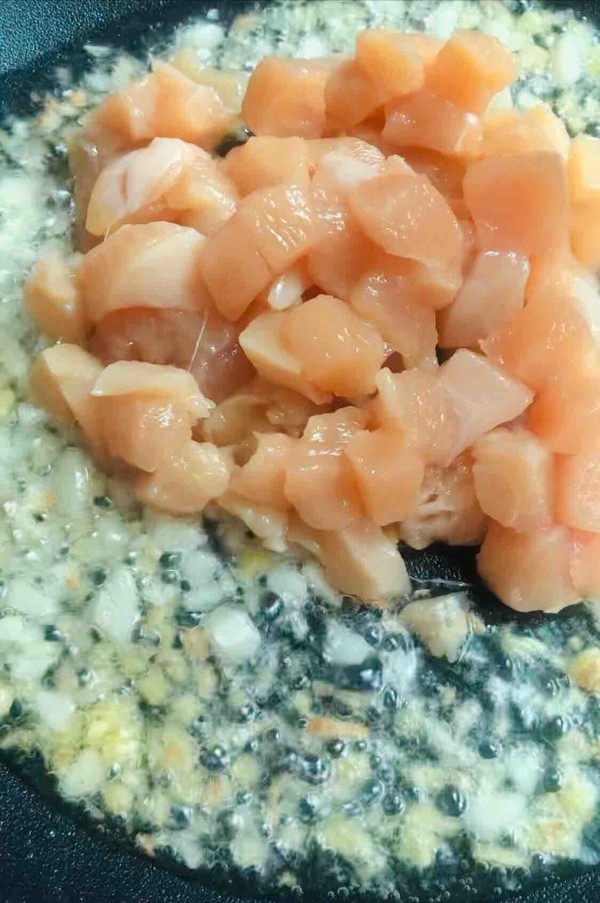 青豆雞丁的做法-家常味炒菜譜