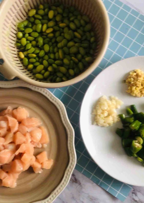 青豆雞丁的做法-家常味炒菜譜