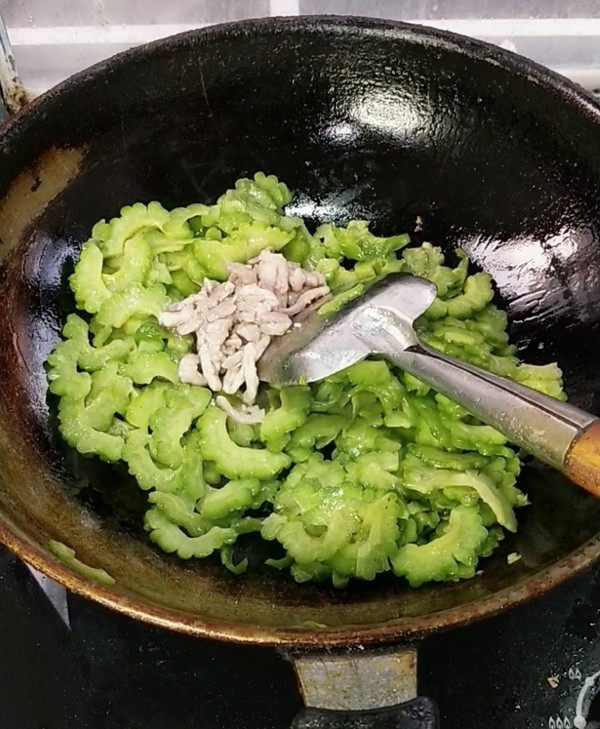 苦瓜炒肉的做法-咸鮮味炒菜譜