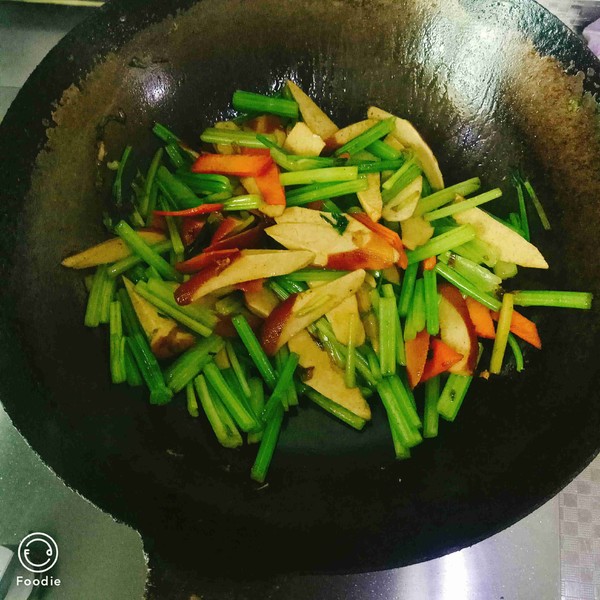 爆炒豆腐干的做法-家常味爆菜譜