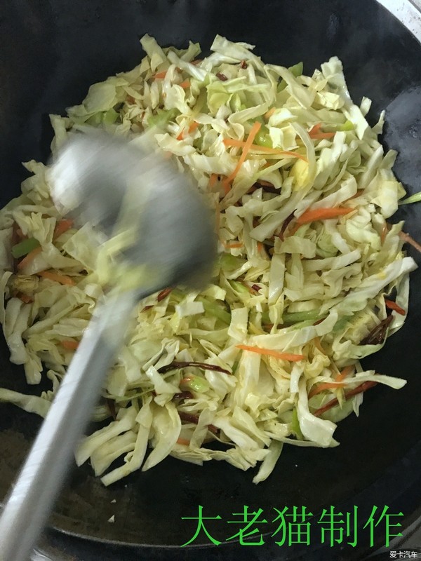 火爆牛心菜的做法-香辣味爆菜譜