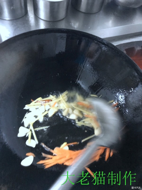 火爆牛心菜的做法-香辣味爆菜譜